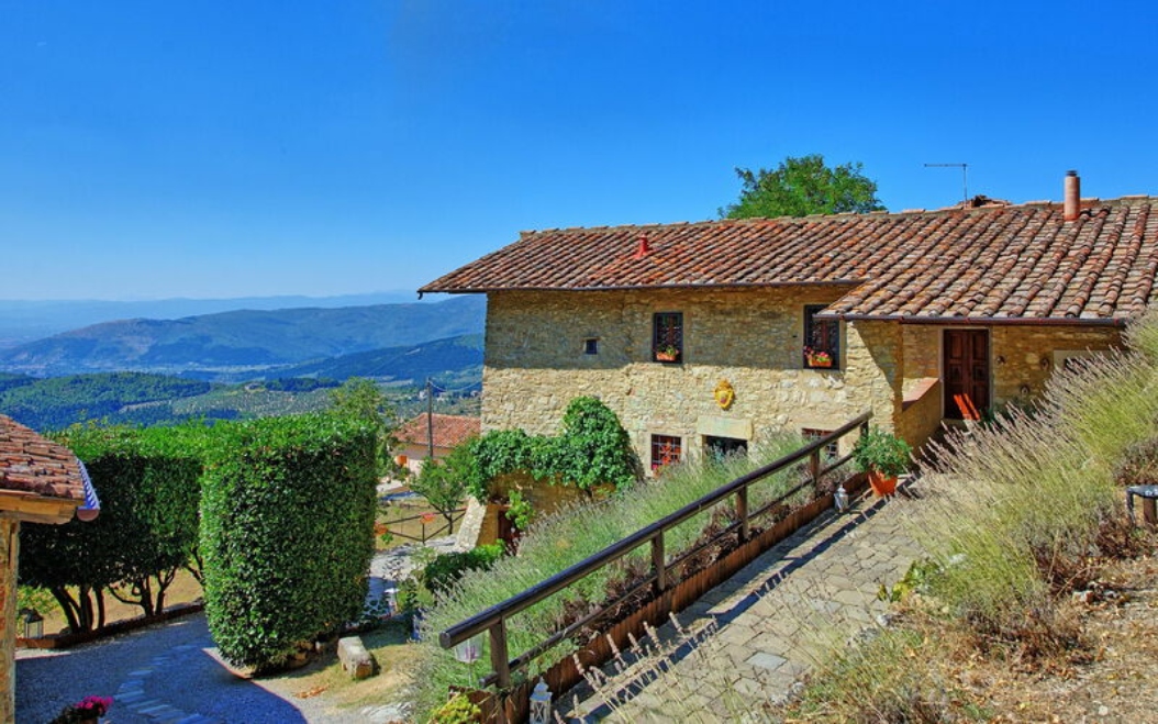 Villa Tenuta Lonciano, nello scenario del Monte Morello, in Toscana